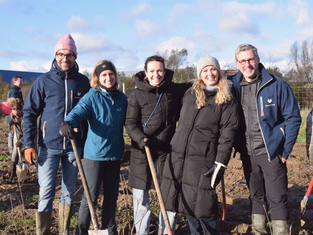 Bedrijfsbos aanplant met medewerkers