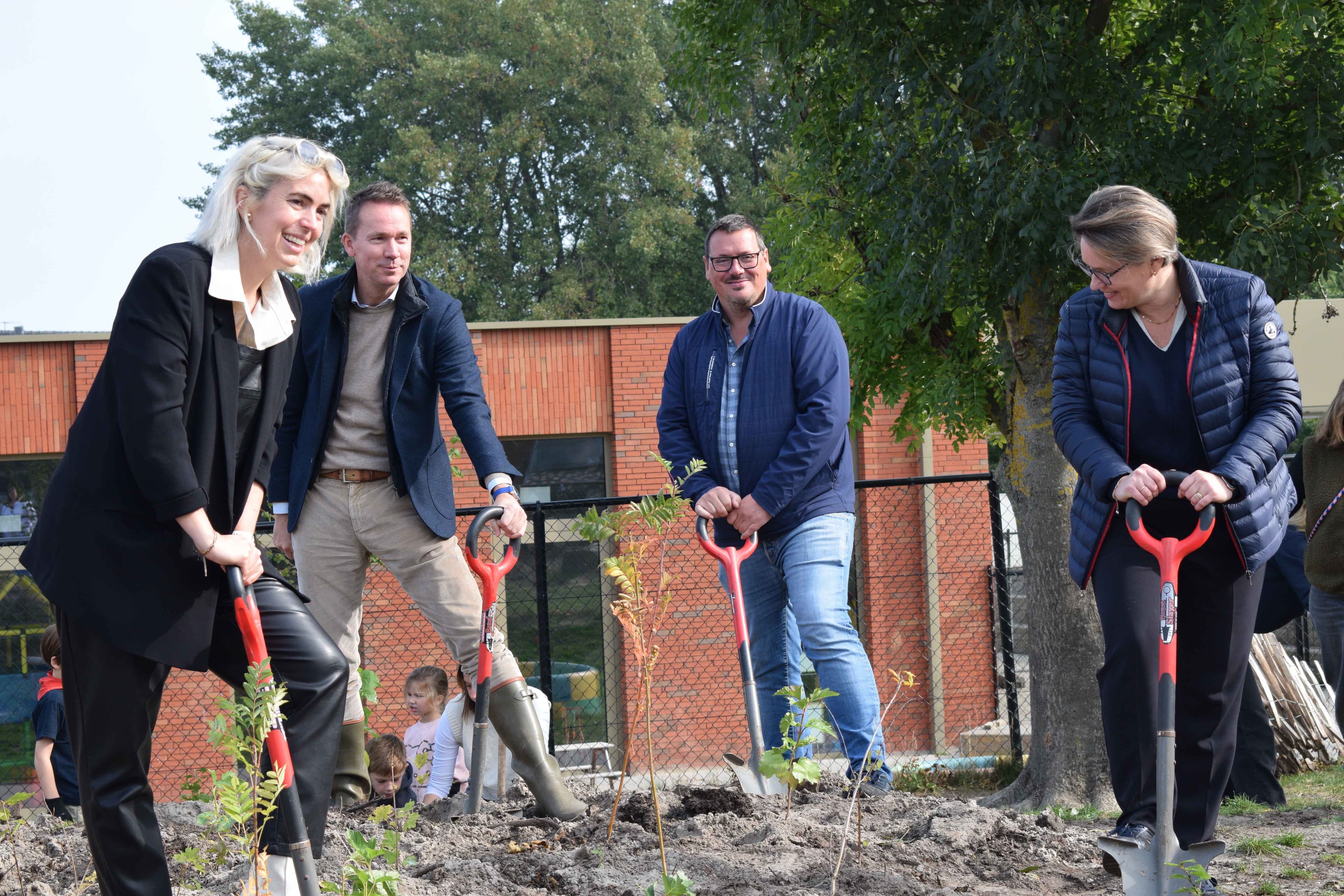 Tom Knaepen met minister Brouns en schepenen van Hasselt