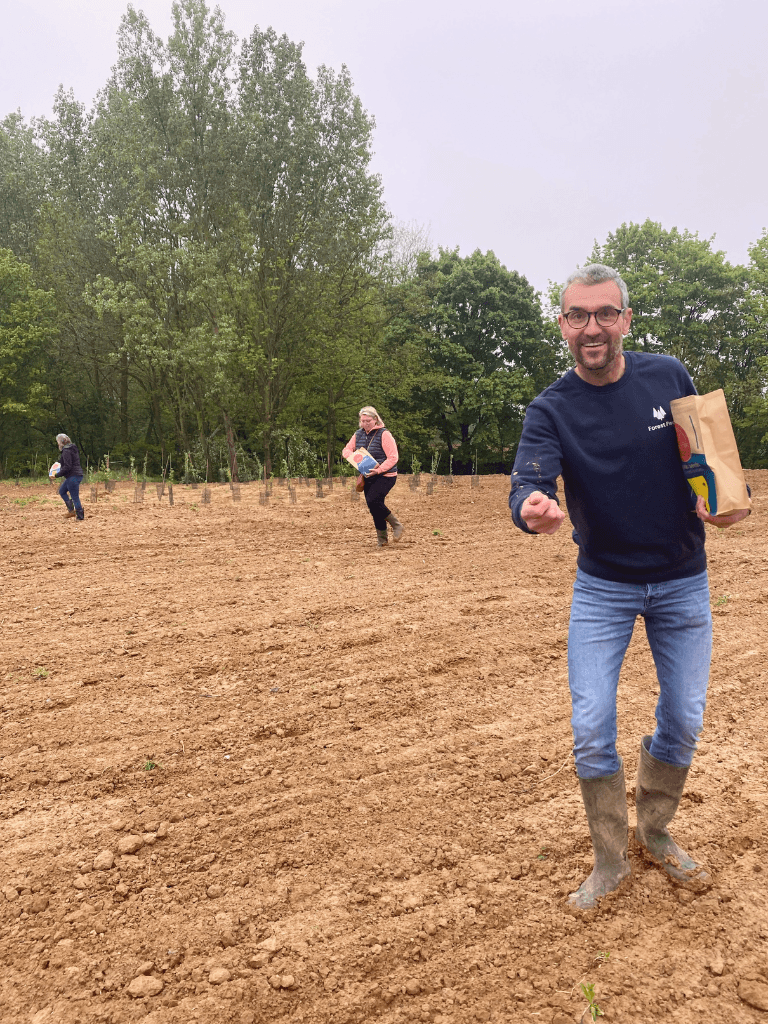 Frank Missoul helpt een bloemenweide zaaien