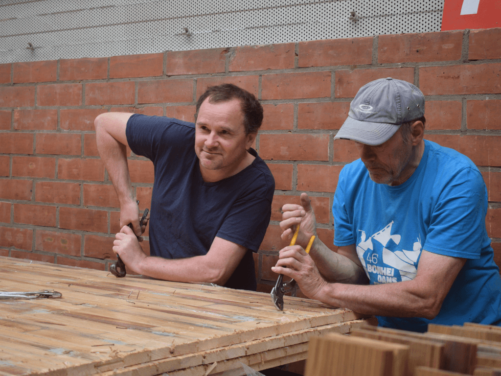 2 mensen die hout bewerken