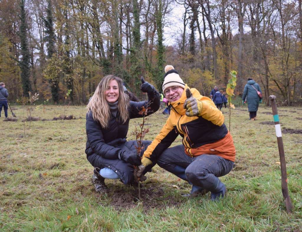 2 mensen die een boom planten voor Forest Forward