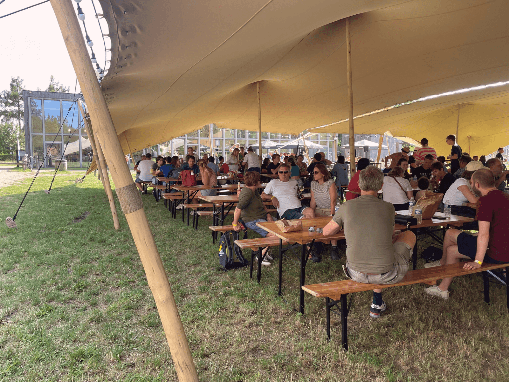 Bedrijfsevenement onder een tent