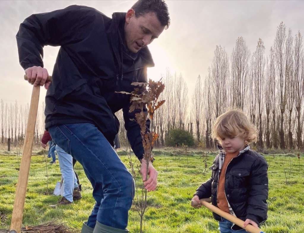 Man en kindje die boom planten