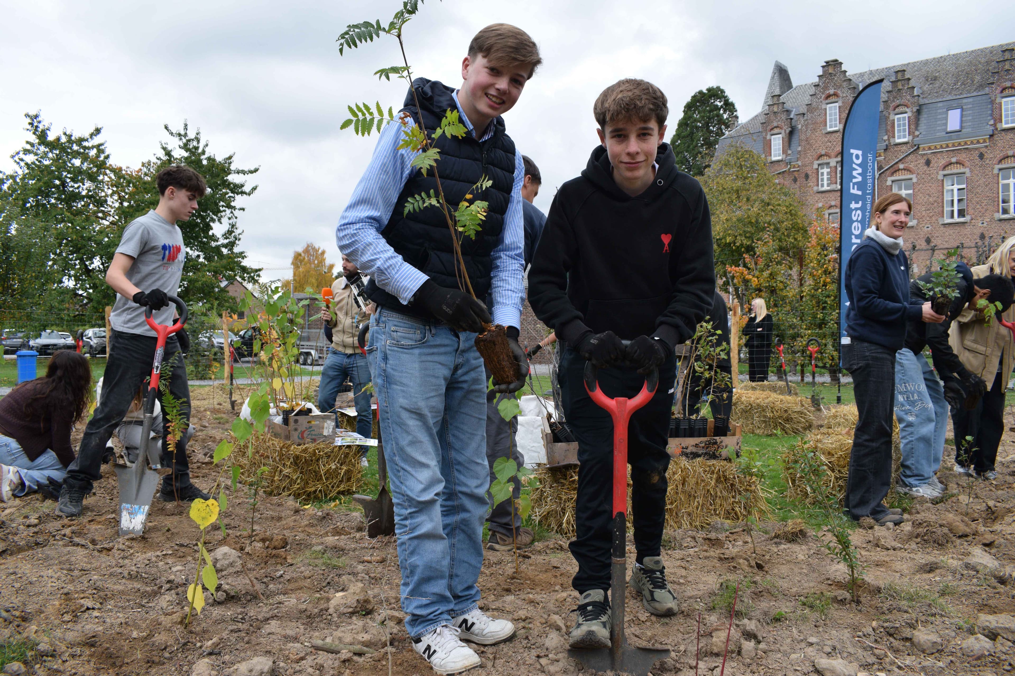 Leerlingen planten aan in Hannut