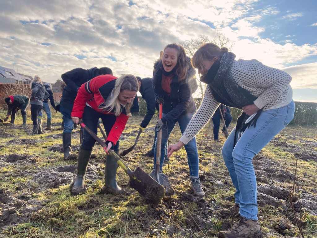 collega's planten samen bedrijfsbos