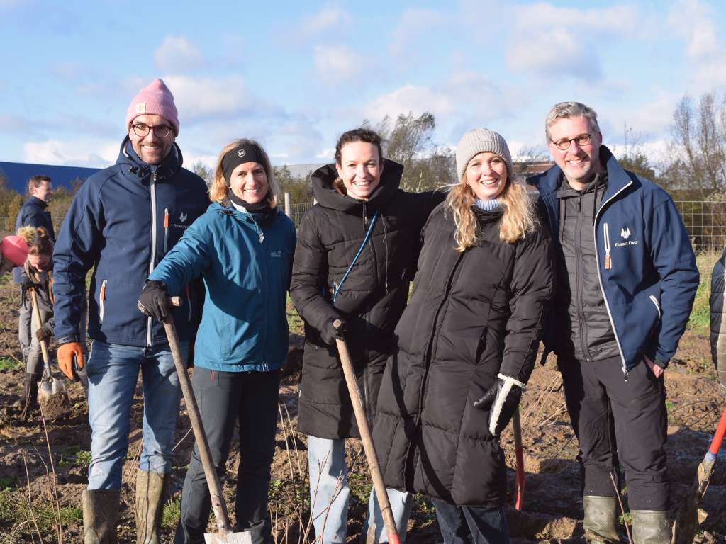 Bedrijfsbos aanplant met medewerkers