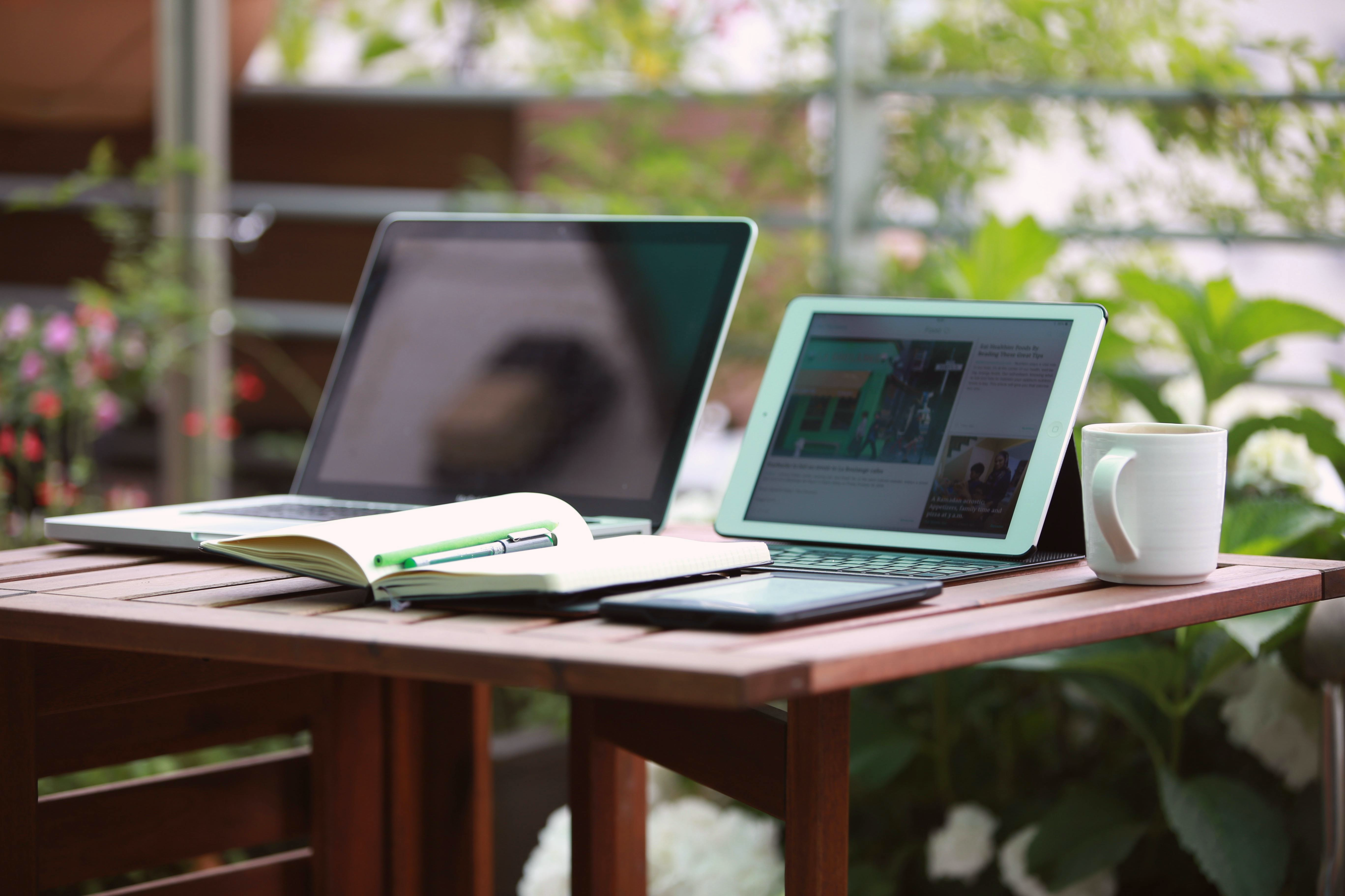 Contacteer ons achtergrond Story Forward
